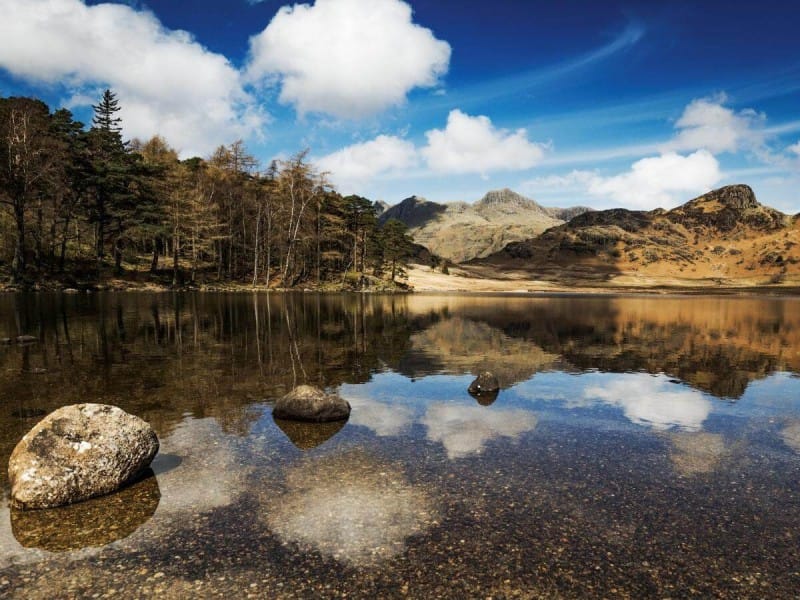 Jezero a&nbsp;skalnatá příroda Blea Tarn.
