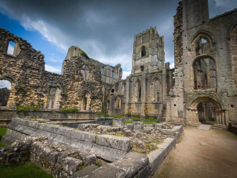 Zchátralý chrám Fountains v&nbsp;Abbey.