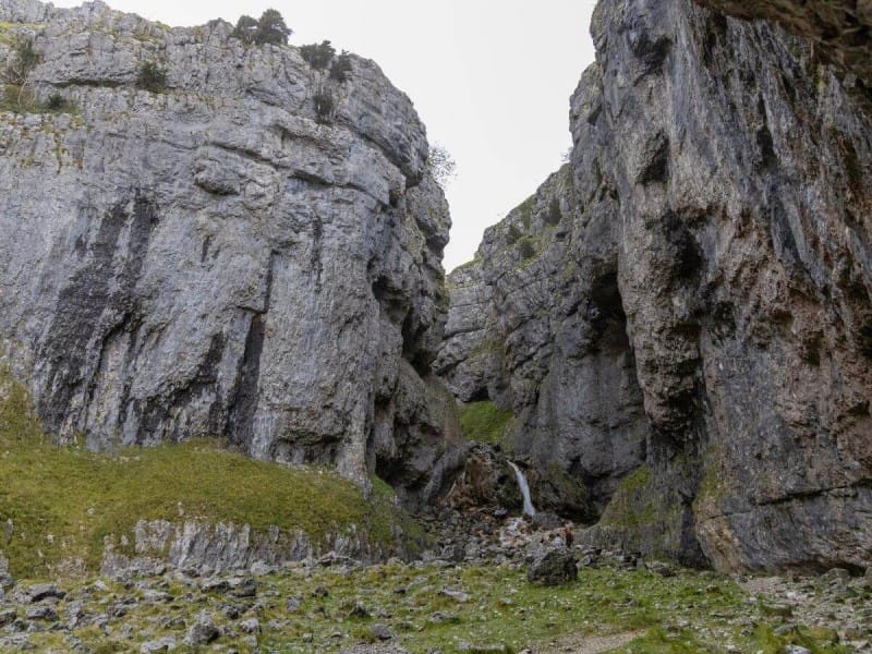 Malý vodopád mezi skalami v&nbsp;Gordale Scar.