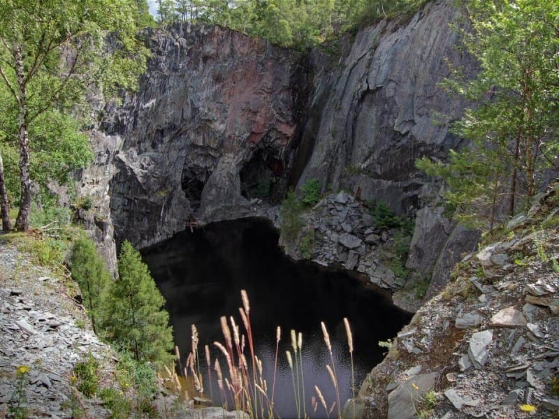 Skalnaté údolí s&nbsp;jezerem Hodge Close Quarry.