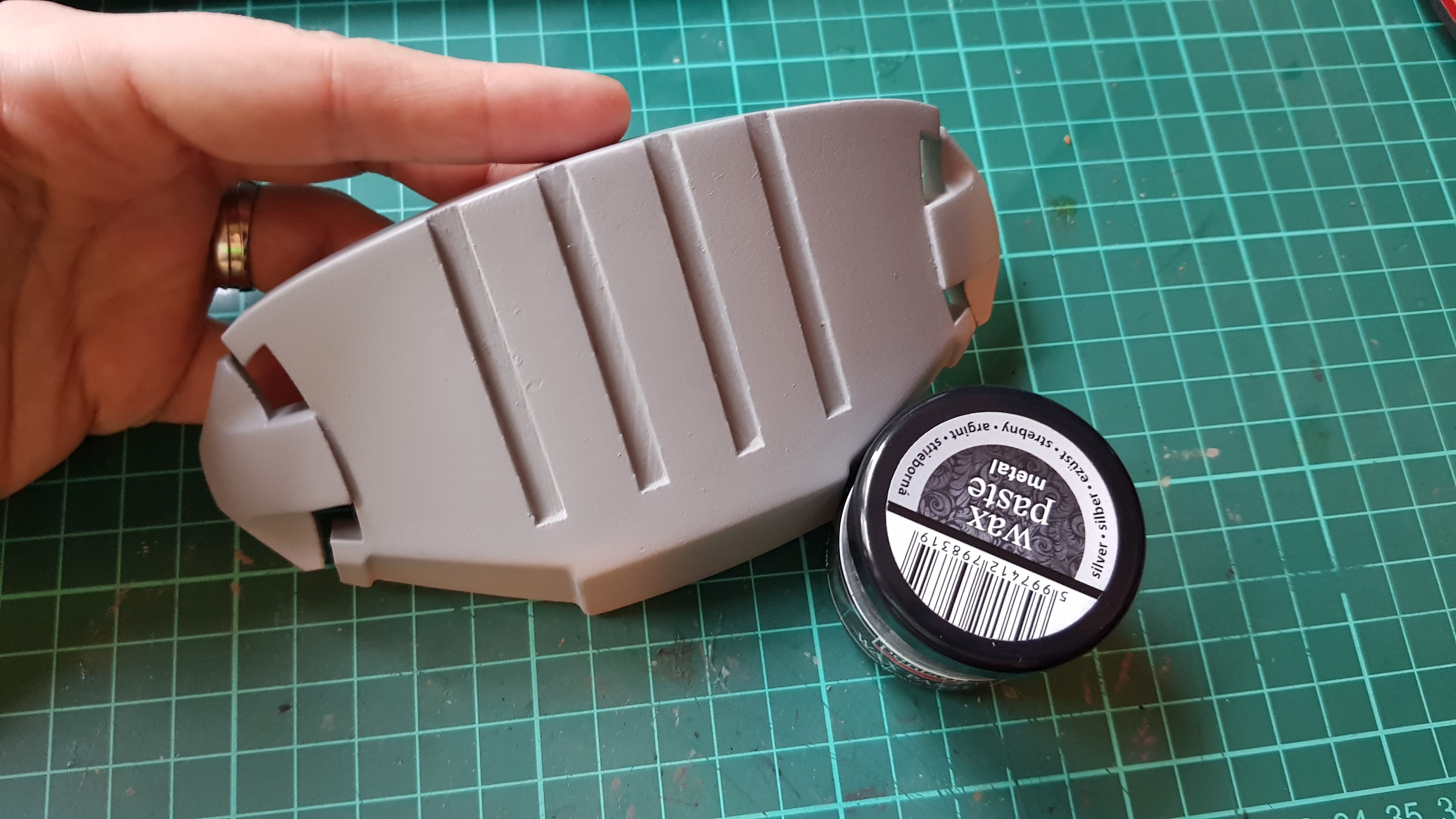 Cosplay tip - Wax pasta na metalický efekt