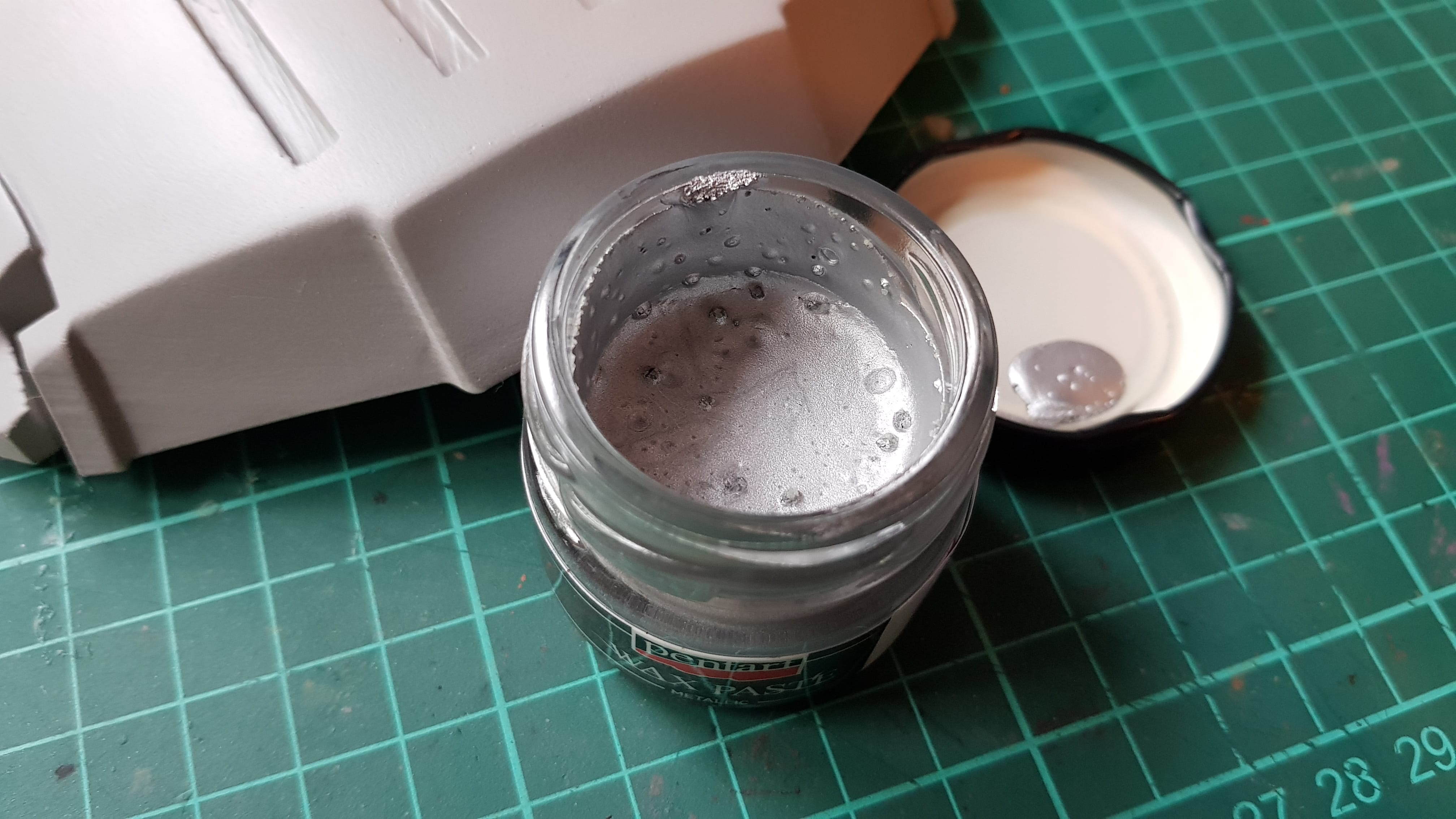 Cosplay tip - Wax pasta na metalický efekt
