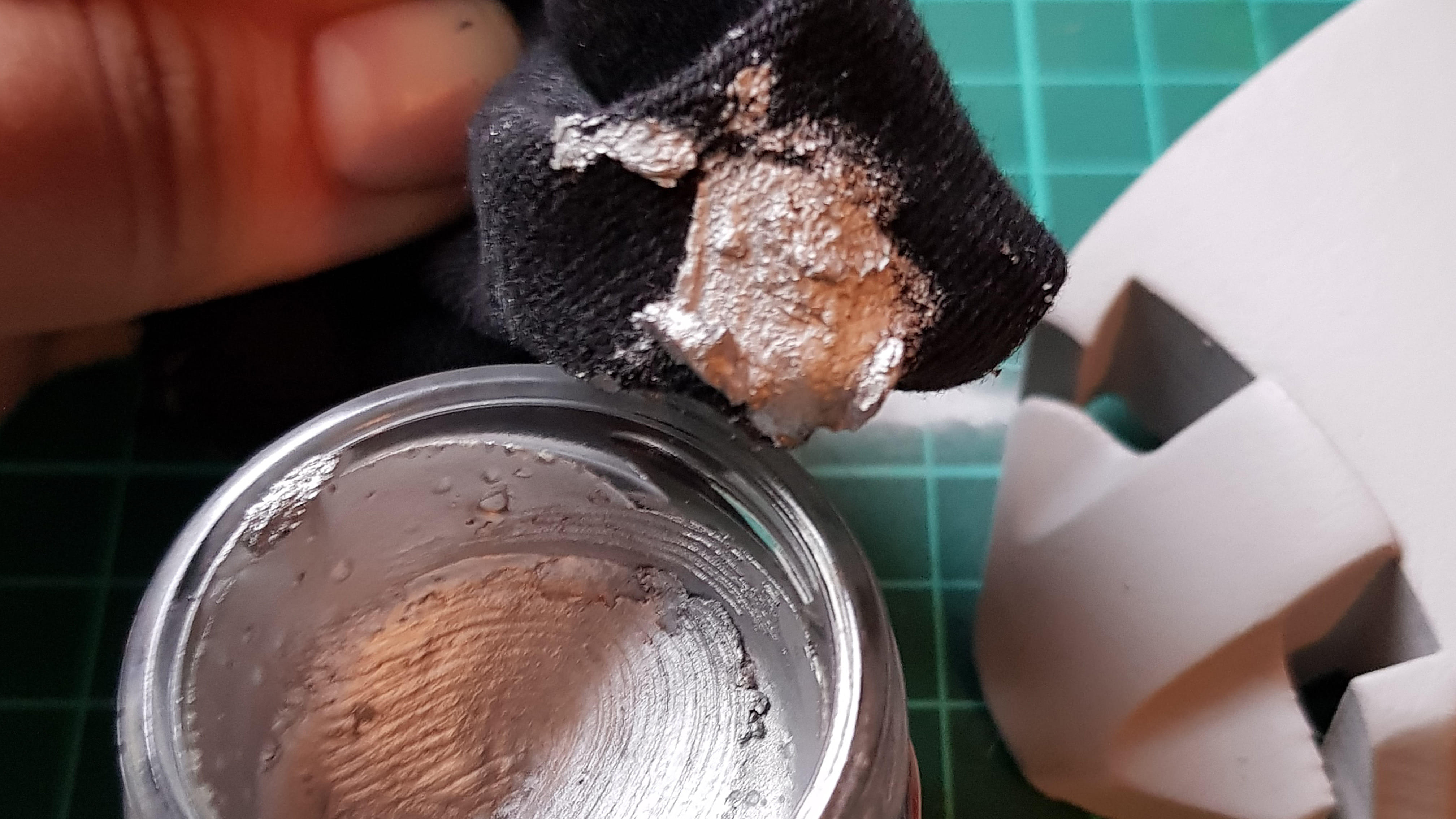 Cosplay tip - Wax pasta na metalický efekt