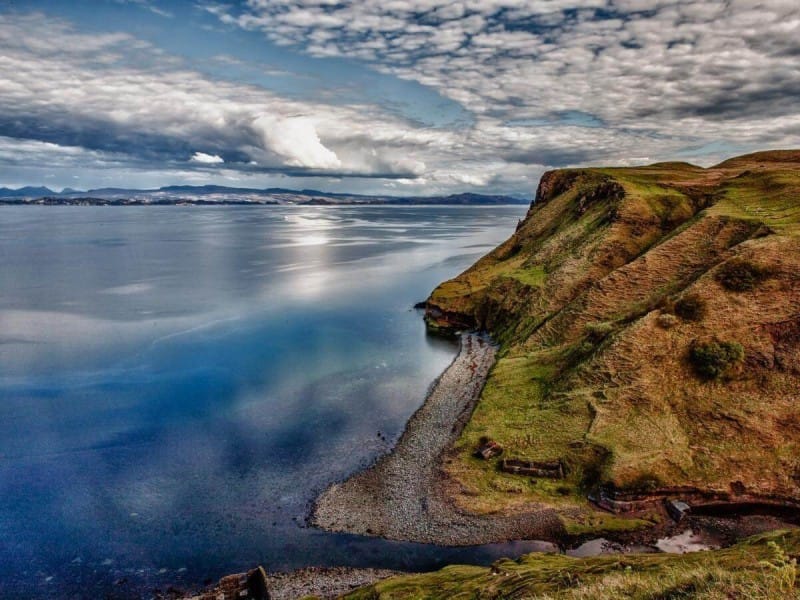 Pohled na pláž a&nbsp;přírodu ostrova Skye.