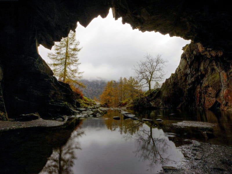 Skalnaté údolí s&nbsp;jezerem Hodge Close Quarry.