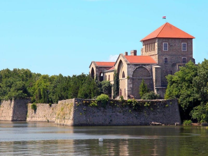 atanský hrad u&nbsp;jezera Óreg.
