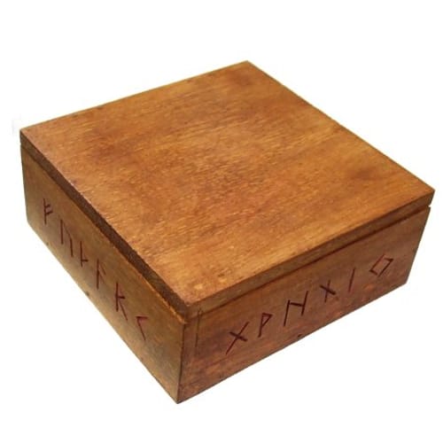 Drevená škatuľka s runovými nápismi Drevená škatuľka s runovými nápismi