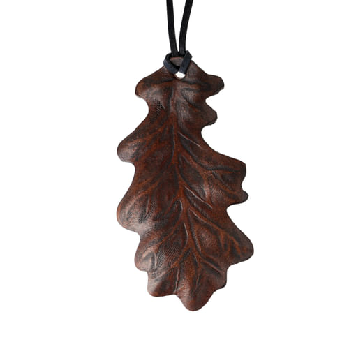 Kožený prívesok dubový lístok Kožený prívesok dubový lístok