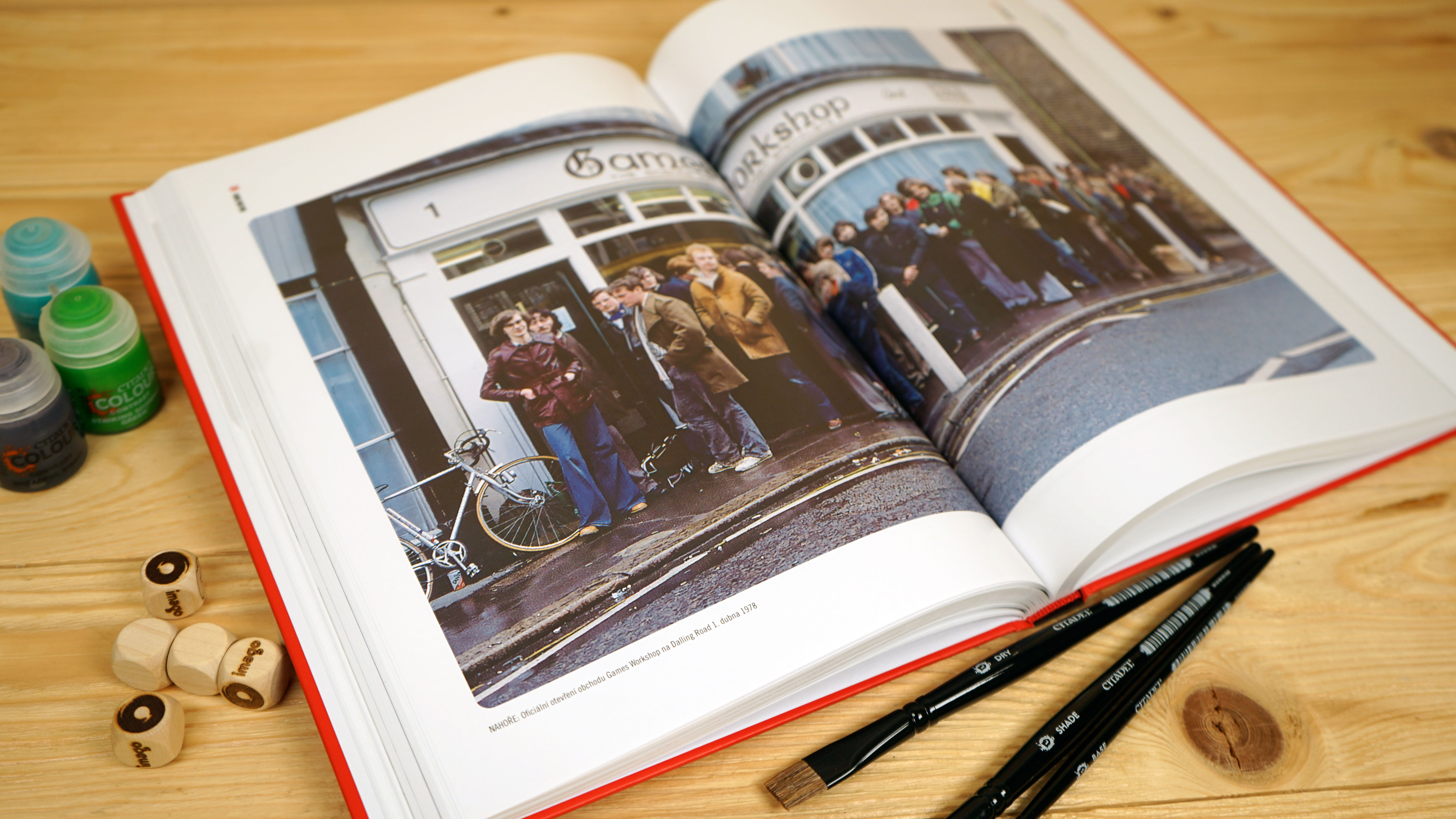 Recenze Muži s kostkami - o vzniku Games Workshop a Warhammeru