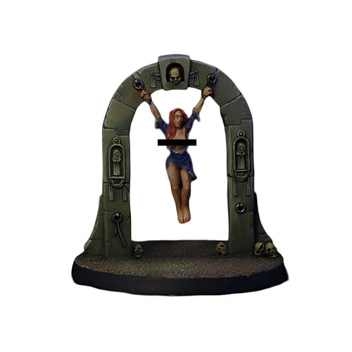 Levně RPG figurka - Dívka přivázaná ke kamennému oblouku (obnažená)