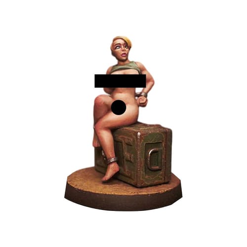 Levně RPG figurka - Spoutaná zajatkyně na bedně (obnažená)