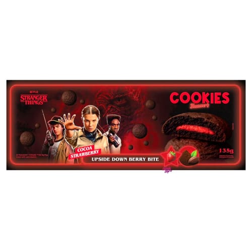 Levně Yummer s Stranger Things kakaové sušenky s jahodovou náplní, 135 g